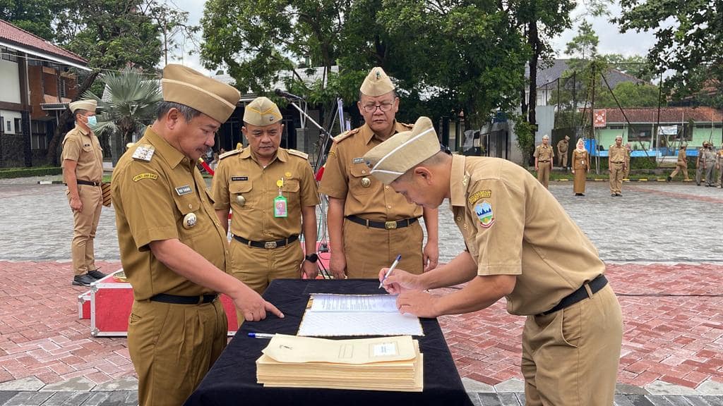 Bupati Garut Lantik 27 PNS dalam jabatan administrasi Bupati Garut Lantik 27 PNS dalam jabatan administrasi