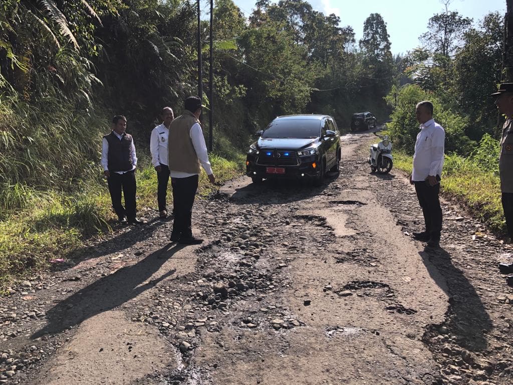 Wakil Bupati Garut, dr. Helmi Budiman, meninjau kondisi jalan di Kecamatan Cihurip, Kabupaten Garut, Rabu (26/04/2023).