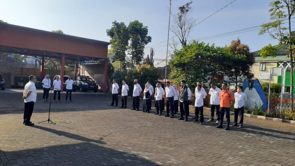 Kepala Pelaksana BPBD Kabupaten Garut, Satria Budi, Meminpin apel Kepala Pelaksana BPBD Kabupaten Garut, Satria Budi, Meminpin apel
