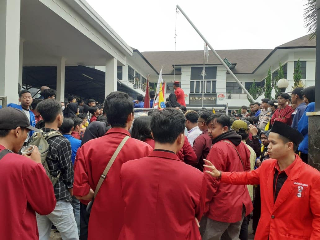 Mahasiswa Kabupaten Garut melakukan demo di depan kantor Kejari Garut menuntut agar sejumlah kasus korupsi dituntaskan