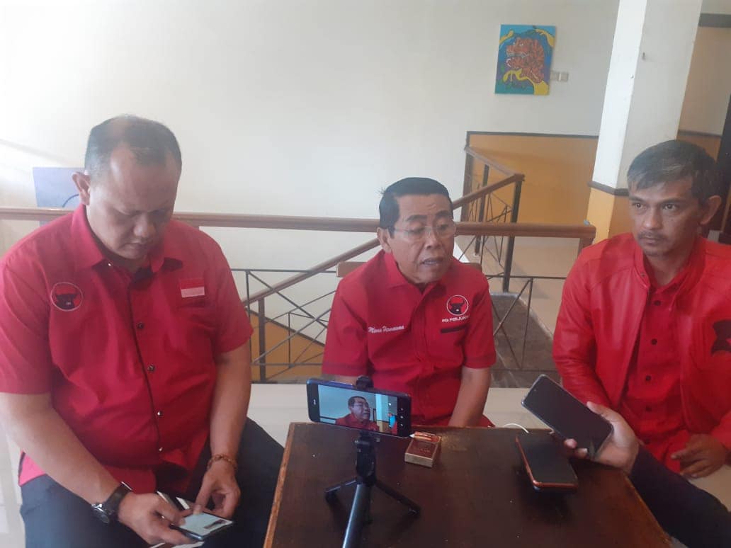Memo Hermawan (tengah) Anggota DPRD Provinsi Jabar Fraksi PDI Perjuangan ketika diwawancarai di hotel Augusta Memo Hermawan (tengah) Anggota DPRD Provinsi Jabar Fraksi PDI Perjuangan ketika diwawancarai di hotel Augusta