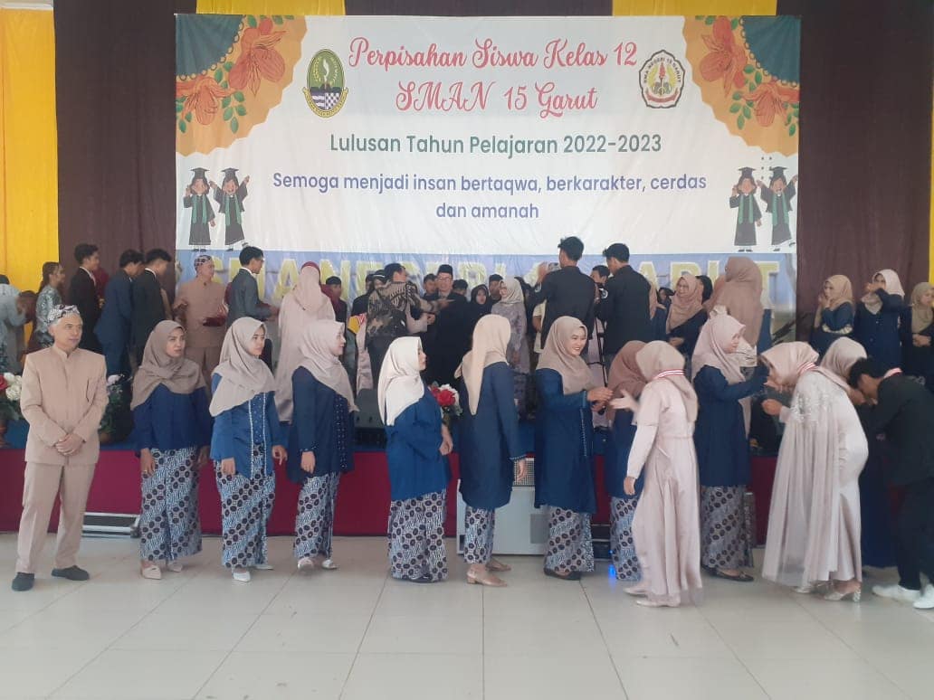 Kepala Sekolah SMA Negeri 15 Garut, Yani Sondani Memberikan Penghargaan Mendali Kelulusan kepada para Siswa, di Gedung Mutiara, Jl.Cipanas kecamatan Tarogong Kaler, Garut
