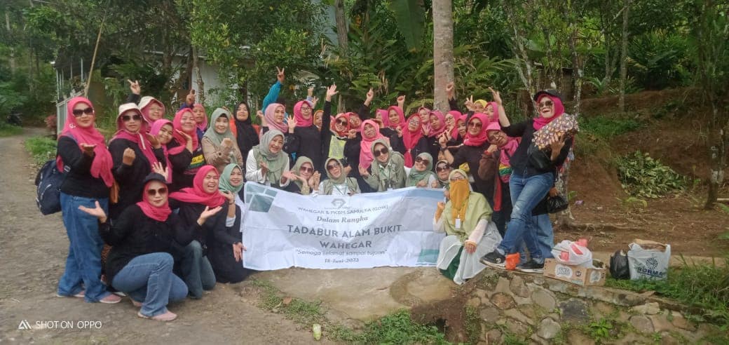 Antusiasme Mimah Nurdaniah Bertadabbur Alam Bersama Wanita Hebat ke Bukit WAHEGAR