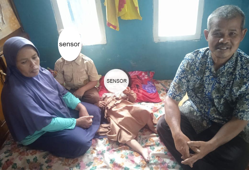 Bapak Amar Ayah dari Inisial S dan Ibu nya saat di datangi BBGS Bapak Amar Ayah dari Inisial S dan Ibu nya saat di datangi BBGS
