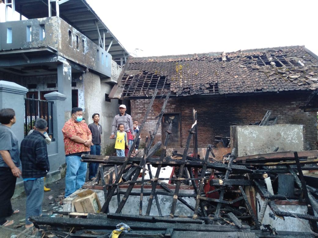 Yudha Puja Turnawan, Anggota DPRD Garut Fraksi PDI Perjuangan mengunjungi tiga keluarga korban kebakaran di Desa Padaawas Yudha Puja Turnawan, Anggota DPRD Garut Fraksi PDI Perjuangan mengunjungi tiga keluarga korban kebakaran di Desa Padaawas