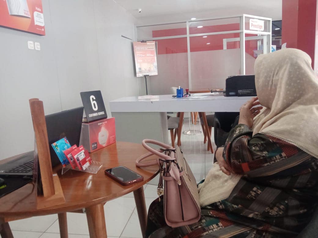 Pelanggan Telkomsel tengah menunggu di Grapari Garut untuk mendapatkan pelayanan dari petugas Pelanggan Telkomsel tengah menunggu di Grapari Garut untuk mendapatkan pelayanan dari petugas