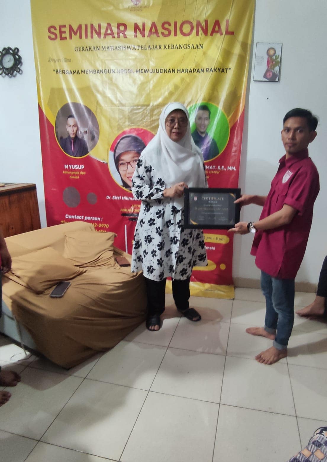 Penyerahan Sertipikat Sebagai Pemateri Oleh Ketua GMPK DPC Cimahi Kepada Dr. Sitti Hikmawawatty S.ST., M.Pd,