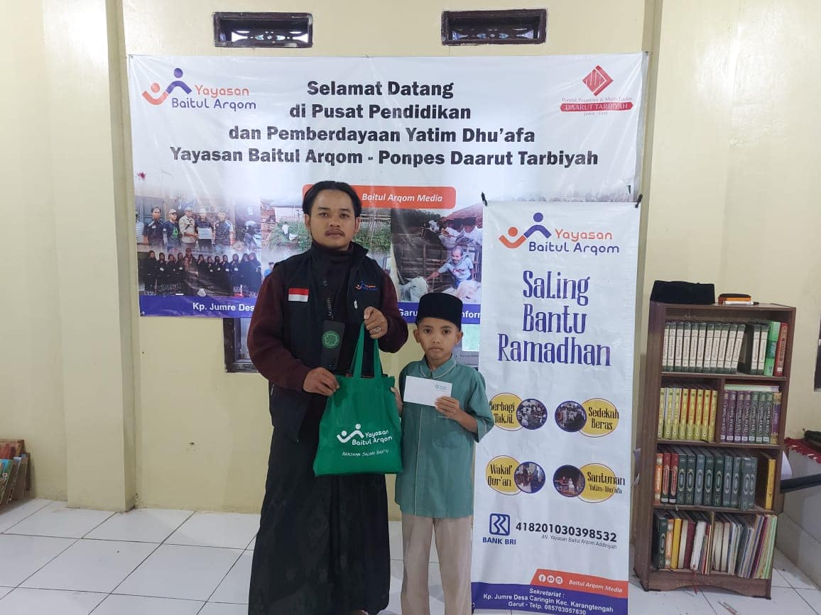 Yayasan Baitul Arqom salurkan bantuan