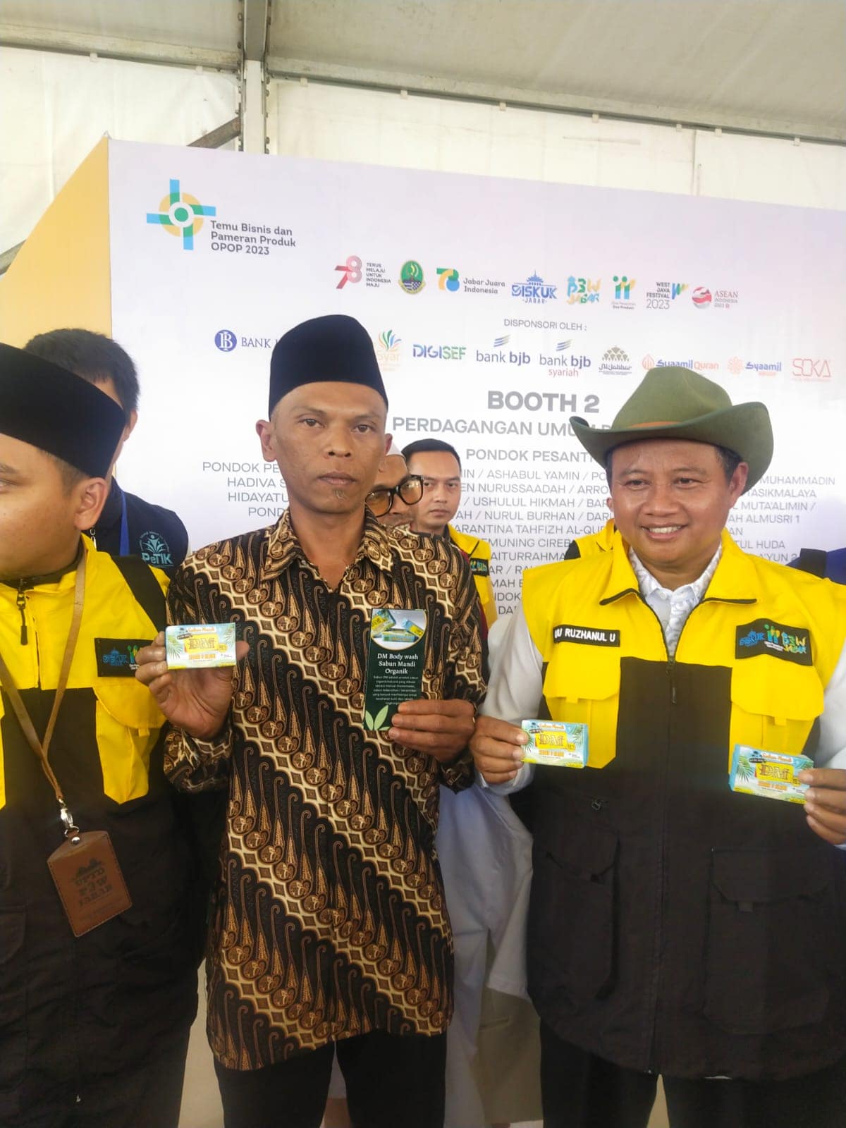 Penanggung Jawab Sabun DM Dan Wagub UU Rujhanul Ulum Penanggung Jawab Sabun DM Dan Wagub UU Rujhanul Ulum