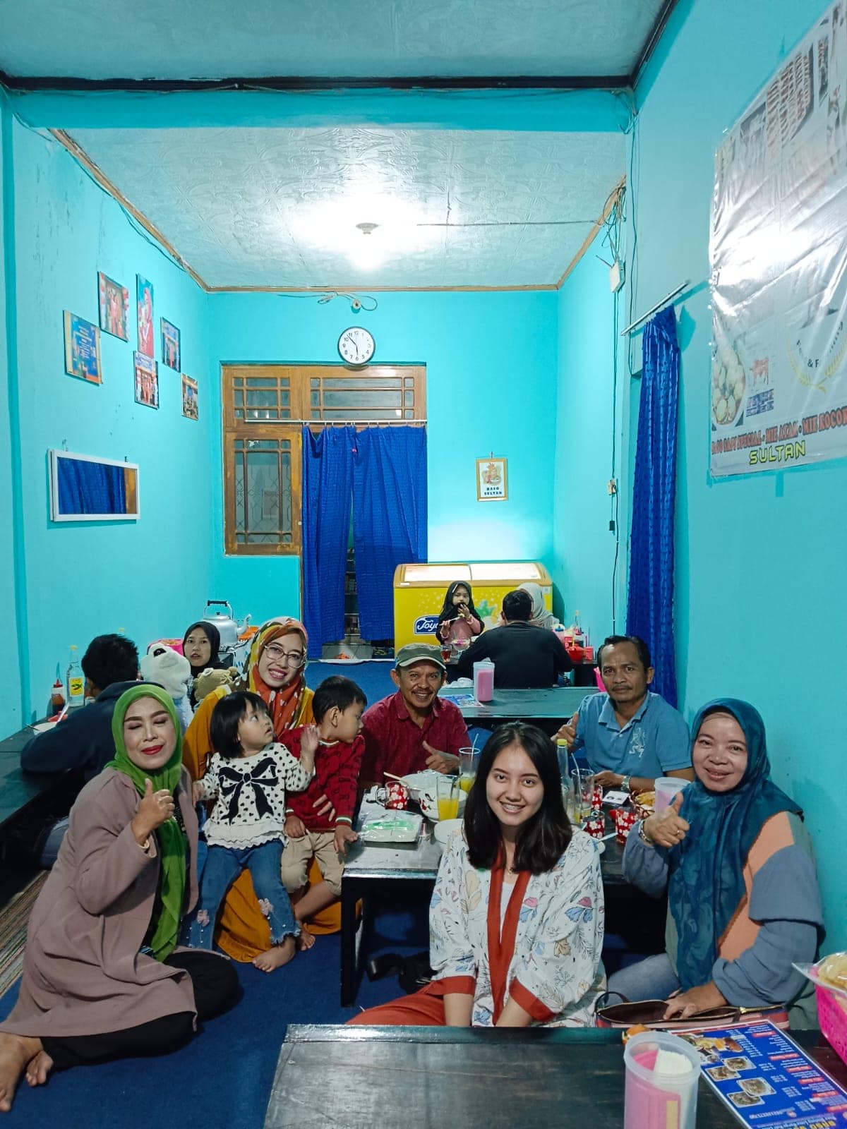 Parapelanggan yang sedang menikmati bakso sultan Saat poto bersama