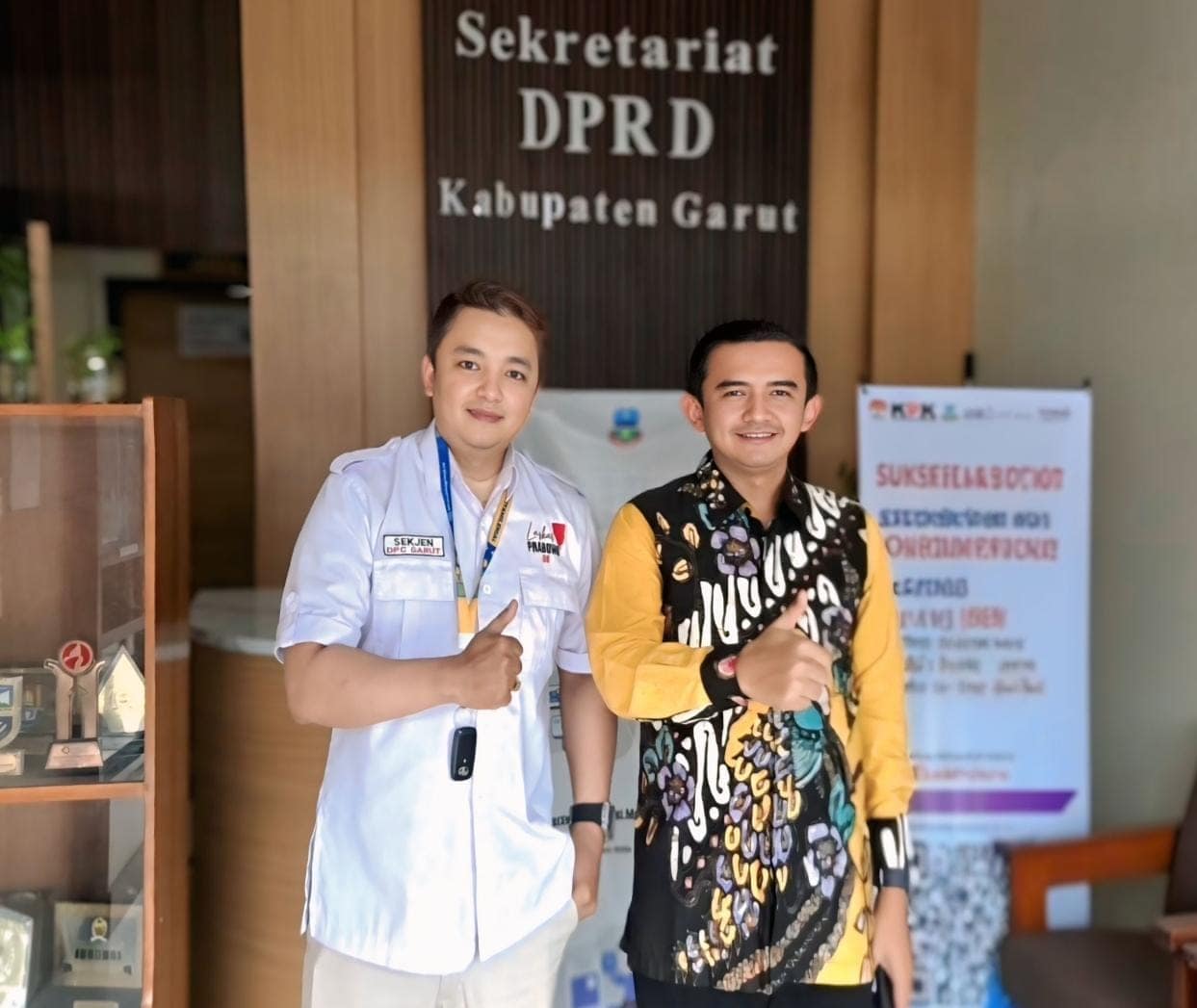Sekjen Laskar Prabowo 08 (kiri) bersama Ketua DPRD Garut