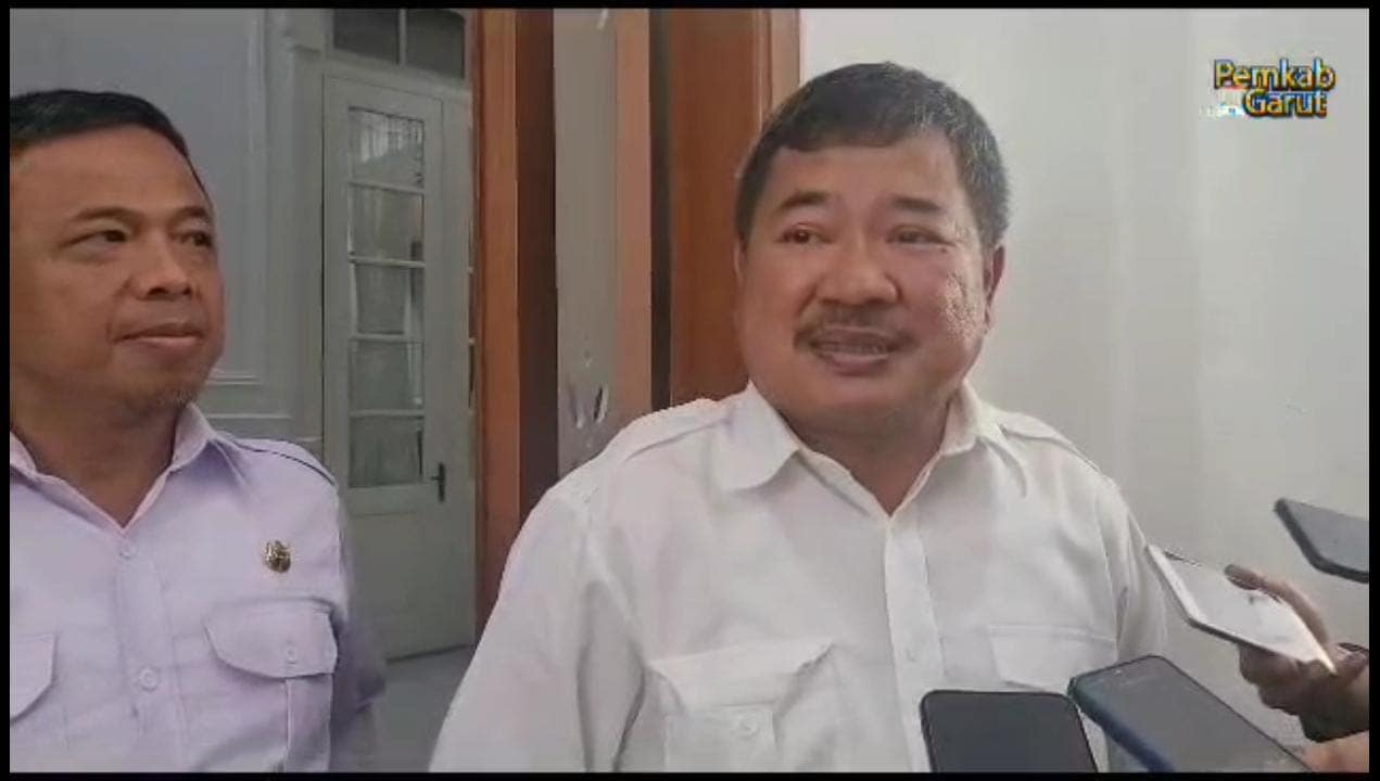 Bupati garut saat di wawancara Bupati garut saat di wawancara