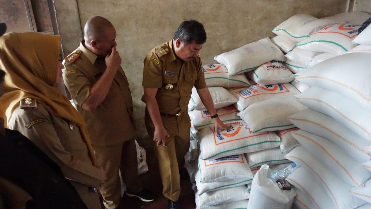 Bupati Garut Rudy Gunawan meninjau pasar Guntur Ciawitali Bupati Garut Rudy Gunawan meninjau pasar Guntur Ciawitali