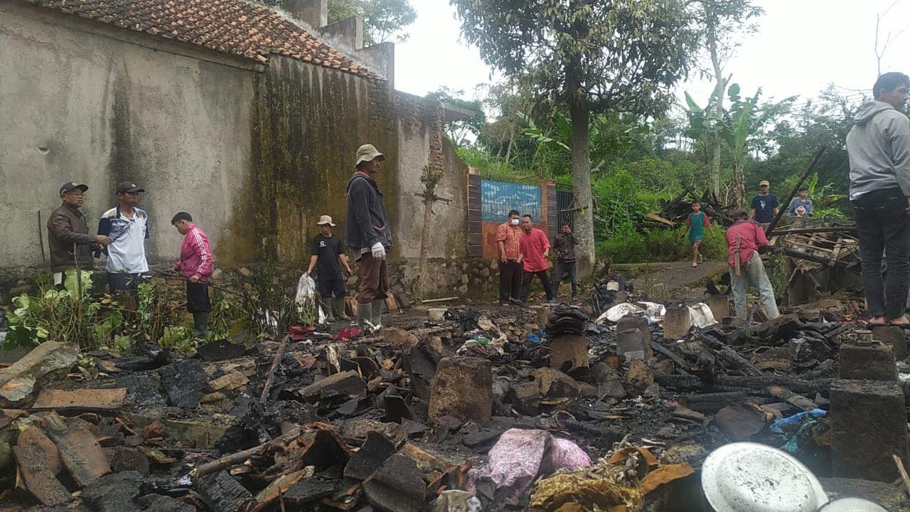 Yudha Puja Turnawan, Anggota DPRD Garut mengunjungi korban kebakaran di Cilawu Yudha Puja Turnawan, Anggota DPRD Garut mengunjungi korban kebakaran di Cilawu
