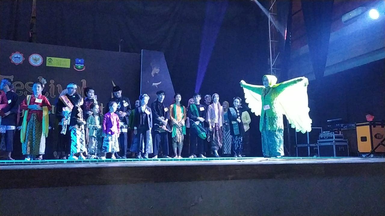 Biebie Bagja, salah satu peserta Fashion Show Pakaian Sunda dalam Festival Kabuyutan Garut mendapatkan penghargaan Terfavorit Biebie Bagja, salah satu peserta Fashion Show Pakaian Sunda dalam Festival Kabuyutan Garut mendapatkan penghargaan Terfavorit