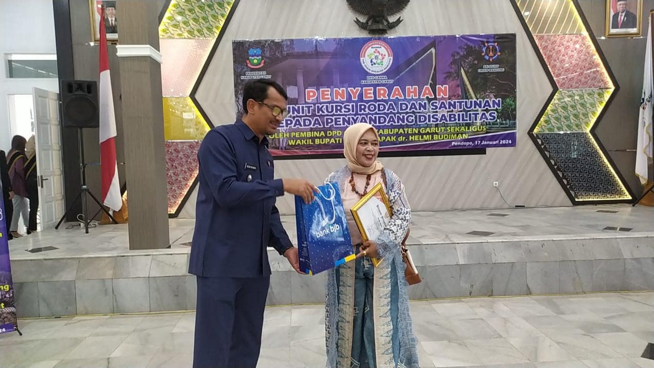 Wakil Bupati Garut Helmi Budiman dan Ibu Bagja Bagja Memberikan