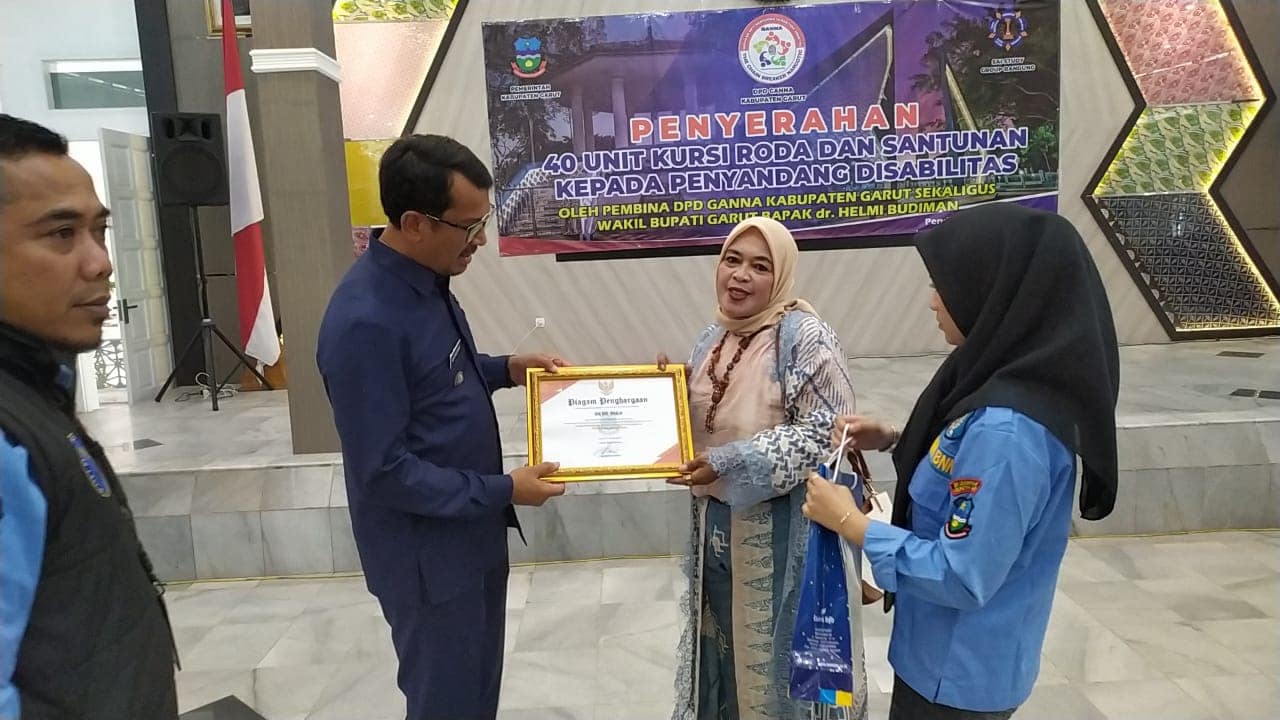Pemberian Penghargaan Kepada Bie-bie Bagja Sebagai Donatur Oleh Wakli Bupati Garut