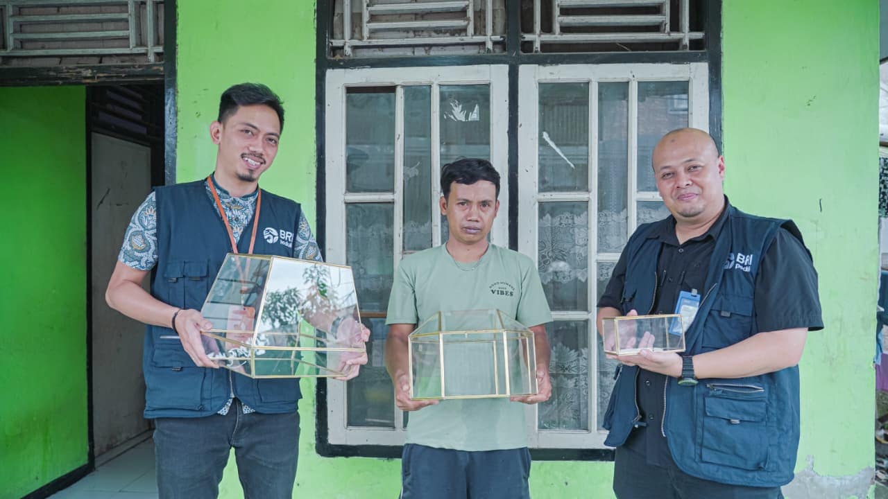Petugas BRI tinjau perajin lampu Gentur di Cianjur Petugas BRI tinjau perajin lampu Gentur di Cianjur
