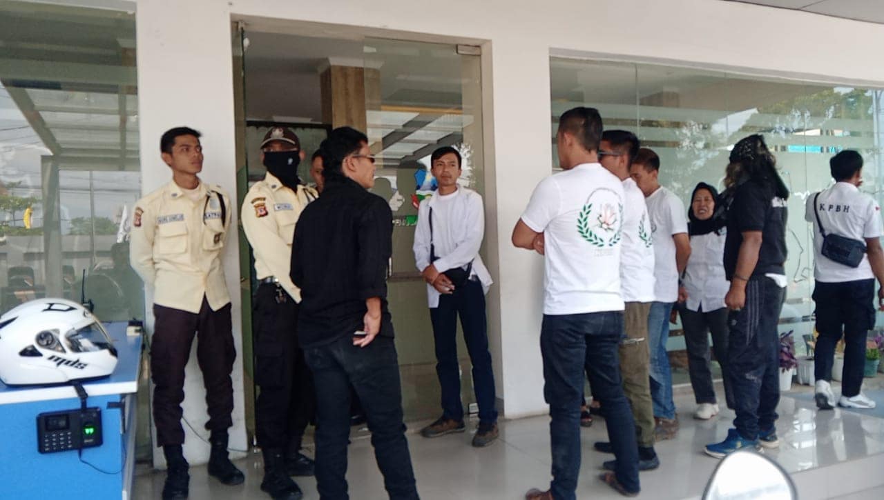 Puluhan pedagang bunga hias mendatangi kantor Dispora Garut