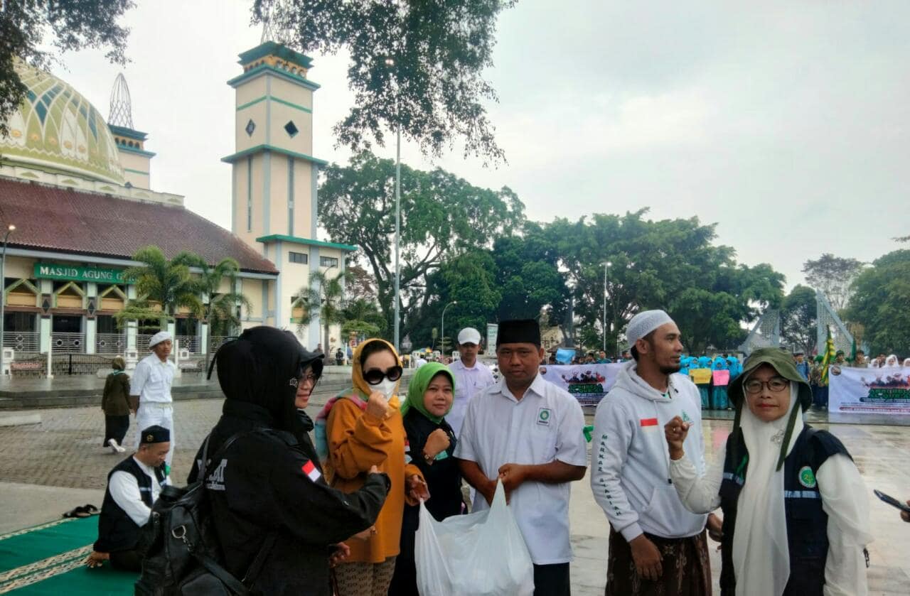 OTW Wahegar membagikan makanan untuk peserta aksi bela Al Quran di Alun-alun Garut OTW Wahegar membagikan makanan untuk peserta aksi bela Al Quran di Alun-alun Garut