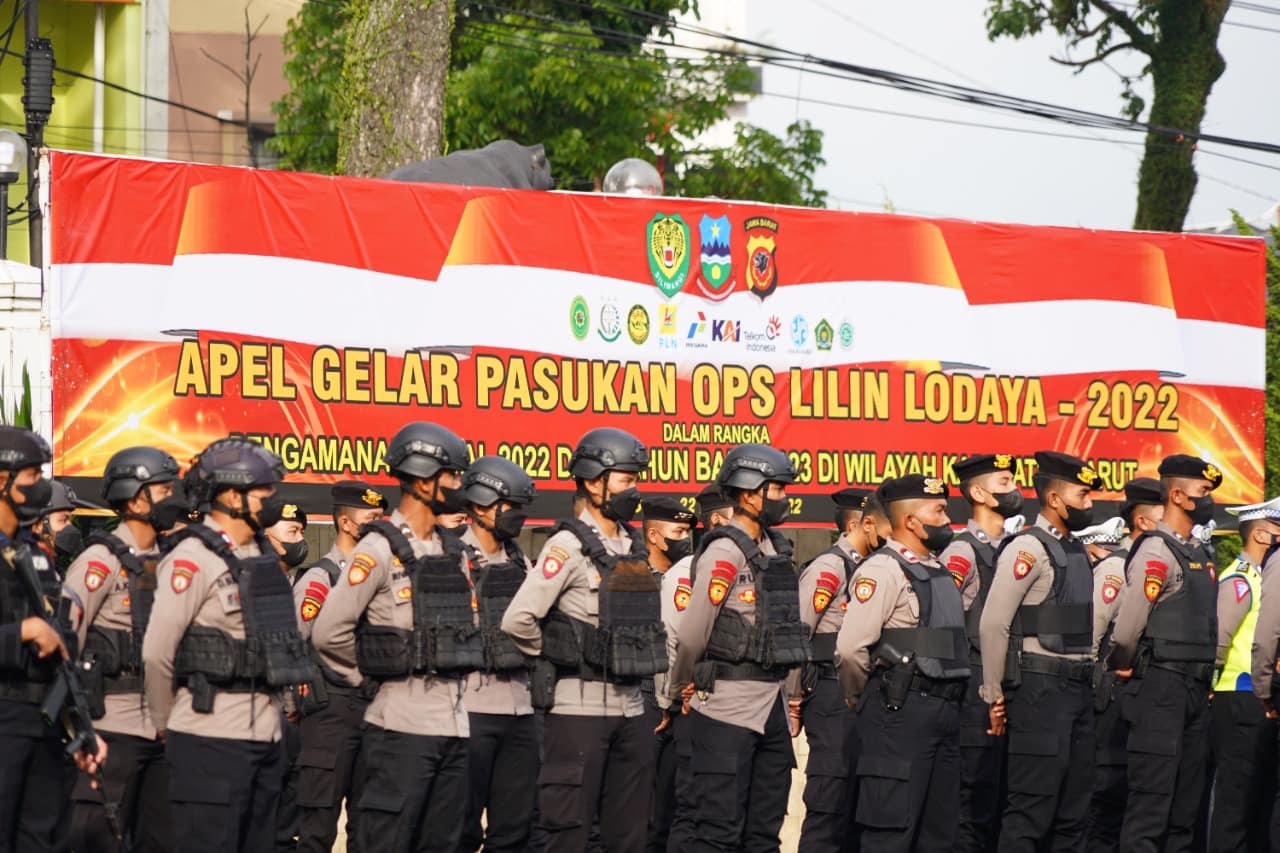 Polres Garut bersama Pemerintah Kabupaten Garut melakukan apel gelar pasukan menghadapi nataru (foto istimewa) Polres Garut bersama Pemerintah Kabupaten Garut melakukan apel gelar pasukan menghadapi nataru (foto istimewa)
