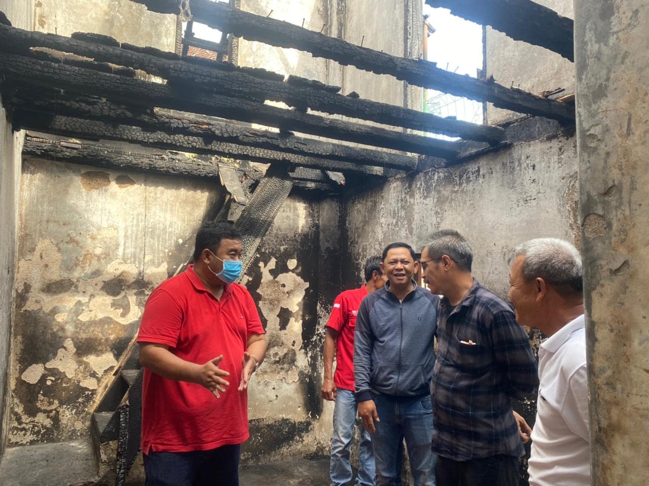 Anggota DPRD Garut Fraksi PDI Perjuangan, Yudha Puja Turnawan bersama Camat Tarogong Kaler dan Lurah Pananjung mengunjungi janda korban kebakaran Anggota DPRD Garut Fraksi PDI Perjuangan, Yudha Puja Turnawan bersama Camat Tarogong Kaler dan Lurah Pananjung mengunjungi janda korban kebakaran