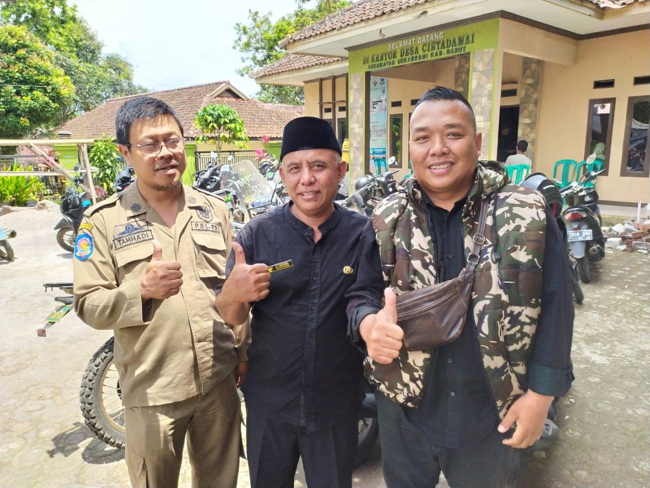 Kades Cintadamai, H Undang (tengah) ketika ditemui di kantor desanya.
