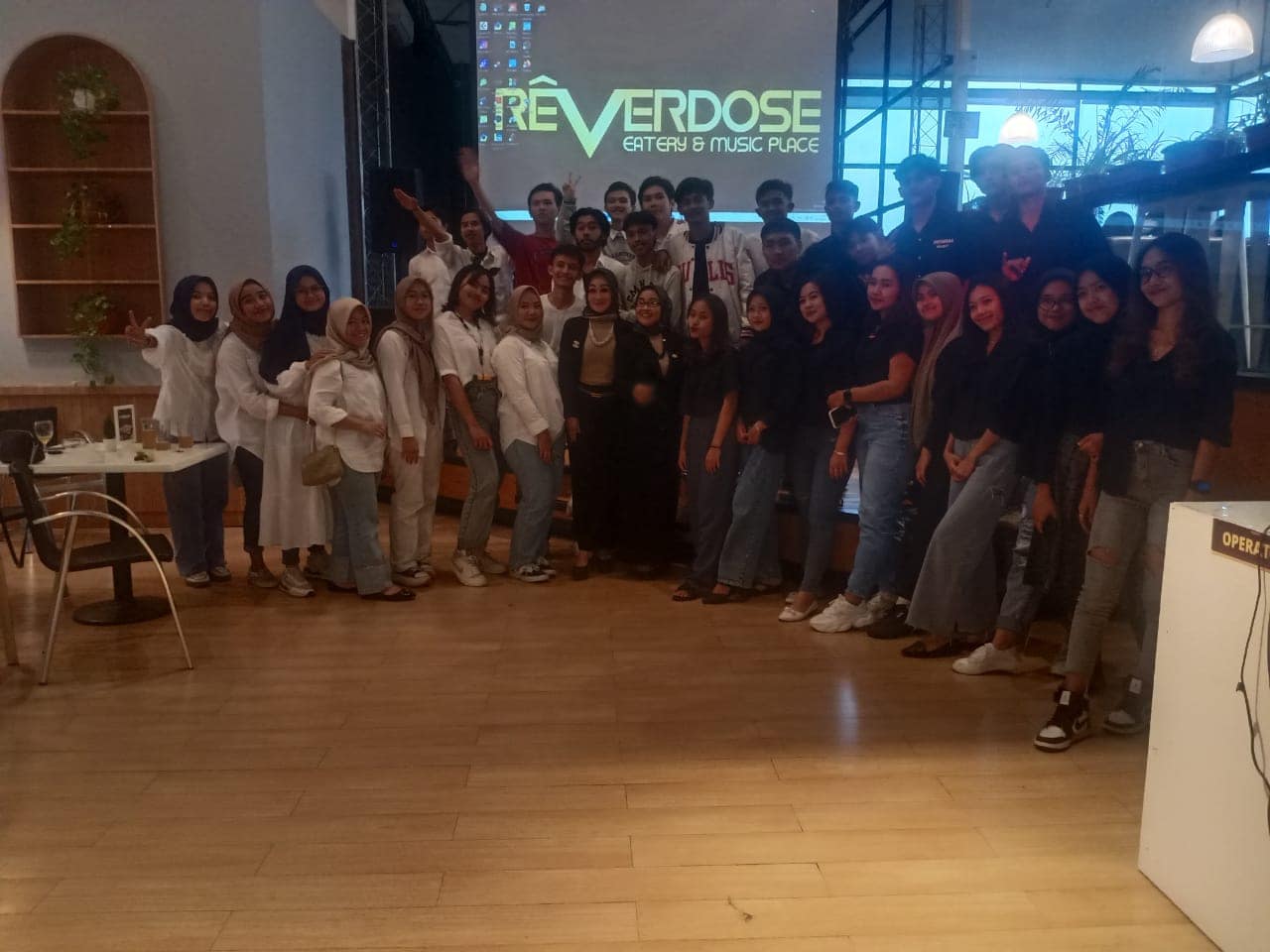 Dosen Cantik dari STIE Yasa Anggarana Garut ajarkan pendidikan karakter kepada mahasiswa melalui membuat film Dosen Cantik dari STIE Yasa Anggarana Garut ajarkan pendidikan karakter kepada mahasiswa melalui membuat film