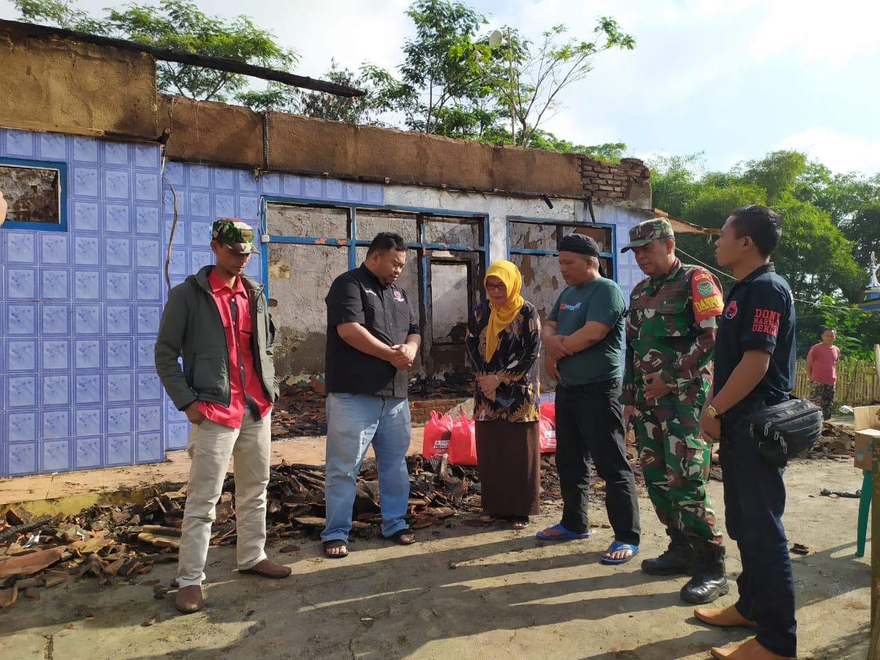 Ketua DPC PDI Perjuangan Garut kunjungi Sunsun pensiunan TNI yang jadi korban kebakaran di Desa Padamukti