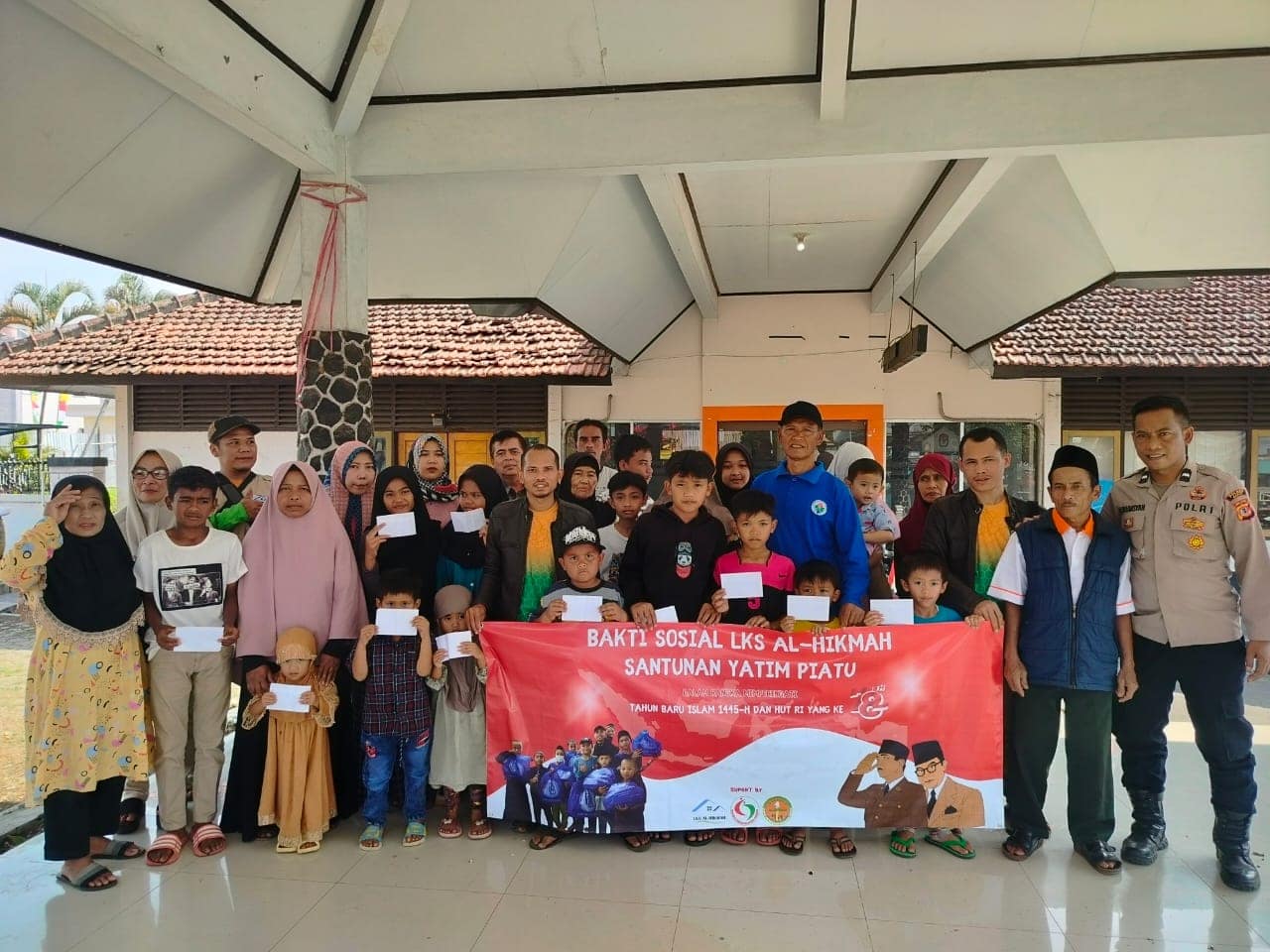 lks al hikmah bersama anak yatim dan jajaran pemerintah setempat lks al hikmah bersama anak yatim dan jajaran pemerintah setempat