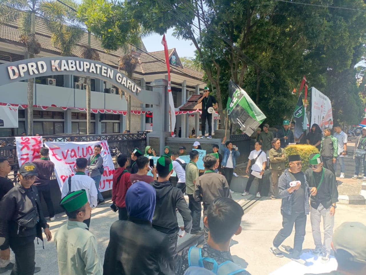 aksi injuk rasa di depan gedung DPRD Garut