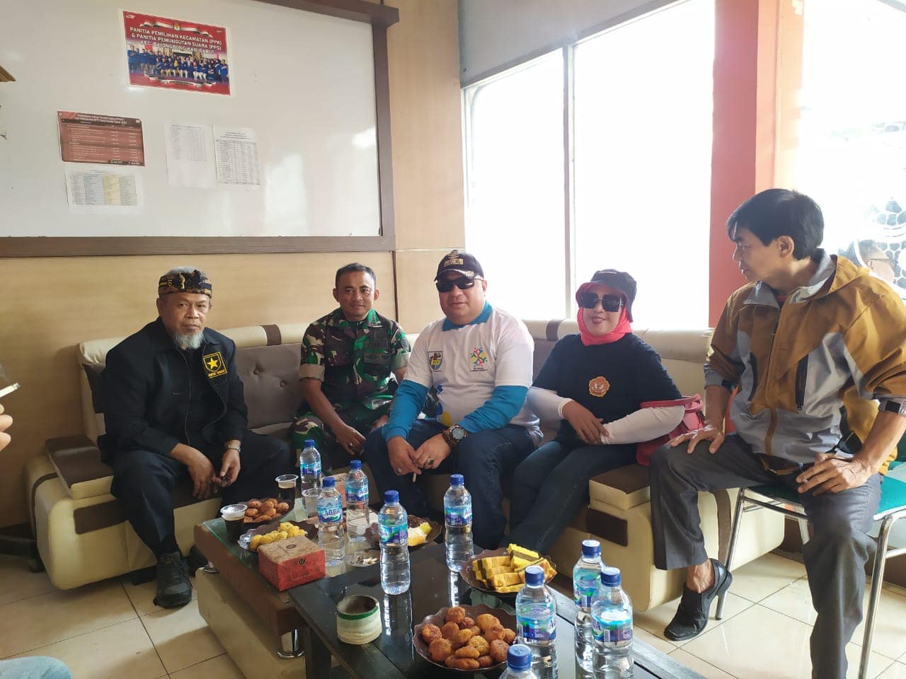 Ketua Pokdarkamtibmas Sektor Bayongbong (dua dari kanan) bersama Camat Bayongbong, Danramil Bayongbong dan tokoh masyarakat, dalam acara peringatan Hari Sumpah Pemuda yang digelar KNPI DPK Bayongbong, Minggu 29 Oktober 2023 Ketua Pokdarkamtibmas Sektor Bayongbong (dua dari kanan) bersama Camat Bayongbong, Danramil Bayongbong dan tokoh masyarakat, dalam acara peringatan Hari Sumpah Pemuda yang digelar KNPI DPK Bayongbong, Minggu 29 Oktober 2023