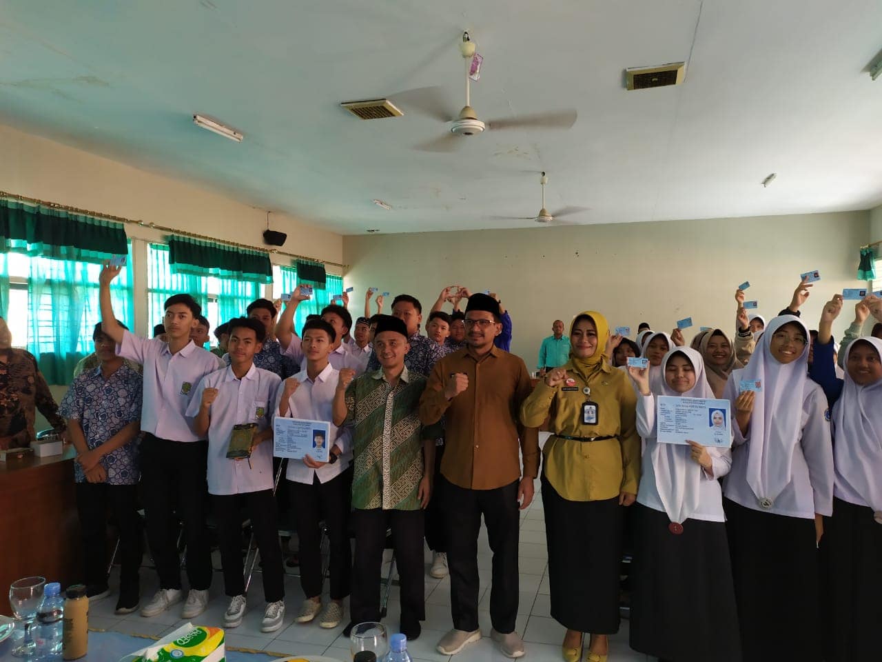 Wabup Garut bersama Disdukcapil Garut menyerahkan KTP El secara simbolis kepada Darul Arqam Garut
