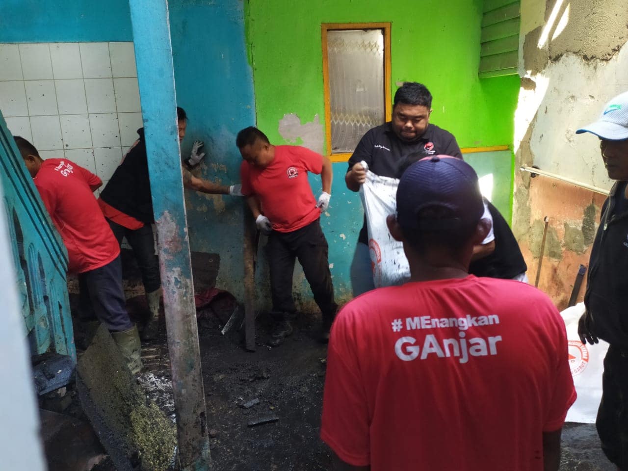 Yudha Puja Turnawan, ANggota DPRD Garut bersama jajaran Baguna dan PAC PDI Perjuangan Tarogong Kidul membersihkan puing puing bekas kebakaran Yudha Puja Turnawan, ANggota DPRD Garut bersama jajaran Baguna dan PAC PDI Perjuangan Tarogong Kidul membersihkan puing puing bekas kebakaran