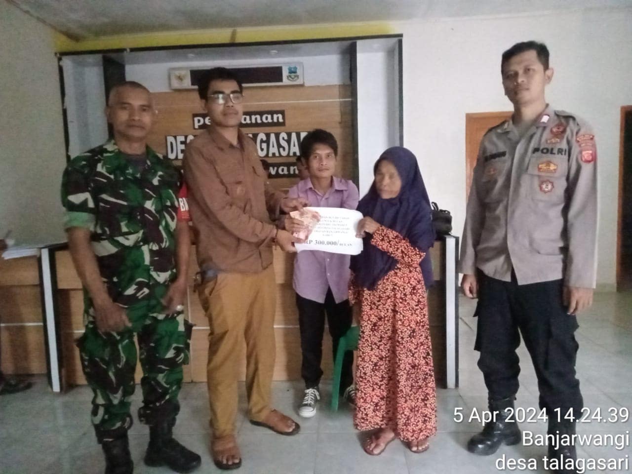 kepala desa talagasari sedang membagikan bantuan dana desa