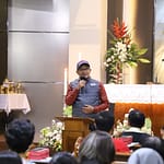 Helmi Budiman Wakil Bupati Garut saat memberikan sambutan di gereja yang dikunjunginya pada misa malam Natal (ist) Helmi Budiman Wakil Bupati Garut saat memberikan sambutan di gereja yang dikunjunginya pada misa malam Natal (ist)