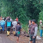 Warga Kampung Patrol, Desa Sukakarya, Kecamatan Banyuresmi gotong royong perbaiki gorong-gorong yang ambruk Warga Kampung Patrol, Desa Sukakarya, Kecamatan Banyuresmi gotong royong perbaiki gorong-gorong yang ambruk