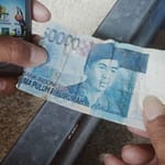 Pedagang pasar Guntur Ciawitali, menunjukkan uang palsu Pedagang pasar Guntur Ciawitali, menunjukkan uang palsu