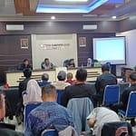 Sekdis DPMD Garut di aula Kecamatan Cibatu. Sekdis DPMD Erwin menerangkan untuk pilkades serentak menggunakan pola banyak TPS Sekdis DPMD Garut di aula Kecamatan Cibatu. Sekdis DPMD Erwin menerangkan untuk pilkades serentak menggunakan pola banyak TPS
