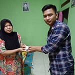 Direktur TKC menyampaikan uang donasi untuk almarhum Muhamad Rizki Direktur TKC menyampaikan uang donasi untuk almarhum Muhamad Rizki