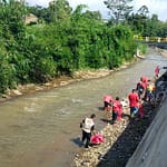 Yudha Puja Turnawan Ketua DPC PDI Perjuangan Garut bersama kader membersihkan sampah di sungai dalam rangka memperingati HUT PDI Perjuangan ke-50 Yudha Puja Turnawan Ketua DPC PDI Perjuangan Garut bersama kader membersihkan sampah di sungai dalam rangka memperingati HUT PDI Perjuangan ke-50