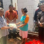 Ketua DPC PDI Perjuangan Garut Yudha Puja Turnawan, bersama Dinas Sosial Kabupaten Garut mengunjungi rumah janda di Desa Leuwigoong yang dibangun secara swadaya oleh warga setempat. Ketua DPC PDI Perjuangan Garut Yudha Puja Turnawan, bersama Dinas Sosial Kabupaten Garut mengunjungi rumah janda di Desa Leuwigoong yang dibangun secara swadaya oleh warga setempat.