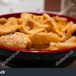 Dorokdok adalah kerupuk kulit sapi atau kulit kerbau (foto shutterstock) Dorokdok adalah kerupuk kulit sapi atau kulit kerbau (foto shutterstock)