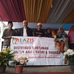 Lazis MTU menyerahkan bantuan paket sembako kepada kalangan guru ngaji, jompo dan fakir miskin Lazis MTU menyerahkan bantuan paket sembako kepada kalangan guru ngaji, jompo dan fakir miskin