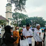OTW Wahegar membagikan makanan untuk peserta aksi bela Al Quran di Alun-alun Garut OTW Wahegar membagikan makanan untuk peserta aksi bela Al Quran di Alun-alun Garut