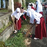 SIswa SD di Kecamatan Cigedug kompak bersihkan sampah secara serentak SIswa SD di Kecamatan Cigedug kompak bersihkan sampah secara serentak