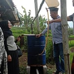 Jiden menunjukkan tempat pengolahan sampah plastik menjadi BBM Jiden menunjukkan tempat pengolahan sampah plastik menjadi BBM