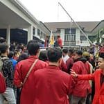 Mahasiswa Kabupaten Garut melakukan demo di depan kantor Kejari Garut menuntut agar sejumlah kasus korupsi dituntaskan Mahasiswa Kabupaten Garut melakukan demo di depan kantor Kejari Garut menuntut agar sejumlah kasus korupsi dituntaskan