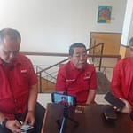 Memo Hermawan (tengah) Anggota DPRD Provinsi Jabar Fraksi PDI Perjuangan ketika diwawancarai di hotel Augusta Memo Hermawan (tengah) Anggota DPRD Provinsi Jabar Fraksi PDI Perjuangan ketika diwawancarai di hotel Augusta
