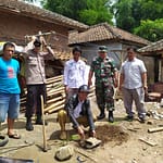 Kades Sukasenang melakukan peletakan batu pertama pembangunan rutilahu milik Enung Kades Sukasenang melakukan peletakan batu pertama pembangunan rutilahu milik Enung